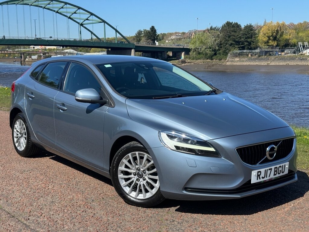 Volvo V40 2L Momentum Nav Plus Blue