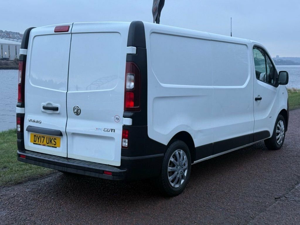 Vauxhall Vivaro Mpv DY17UKS White #4