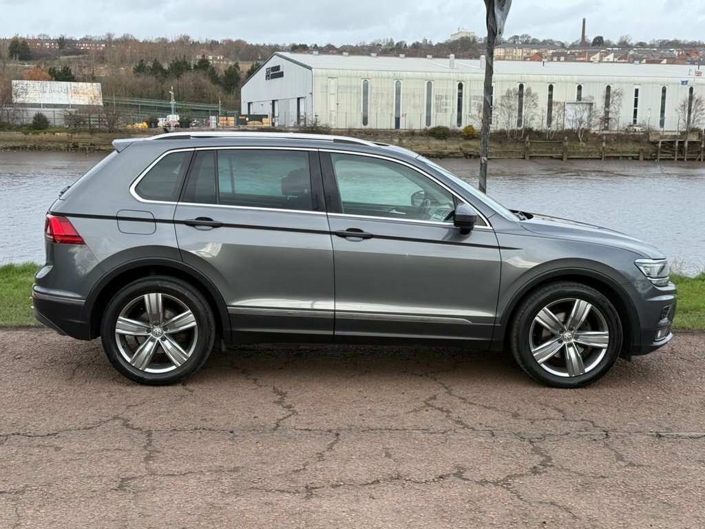 Volkswagen Tiguan Suv FL68LYH Grey #3