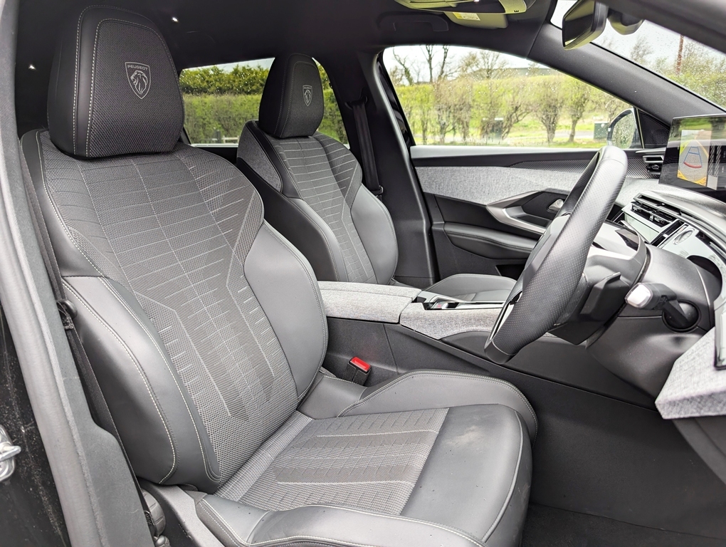 Peugeot 5008 1.2 136Hp Gt Mhev BT74MPE Black #4