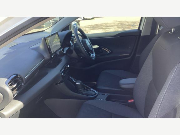 Toyota Yaris Design RV24BTE White #5