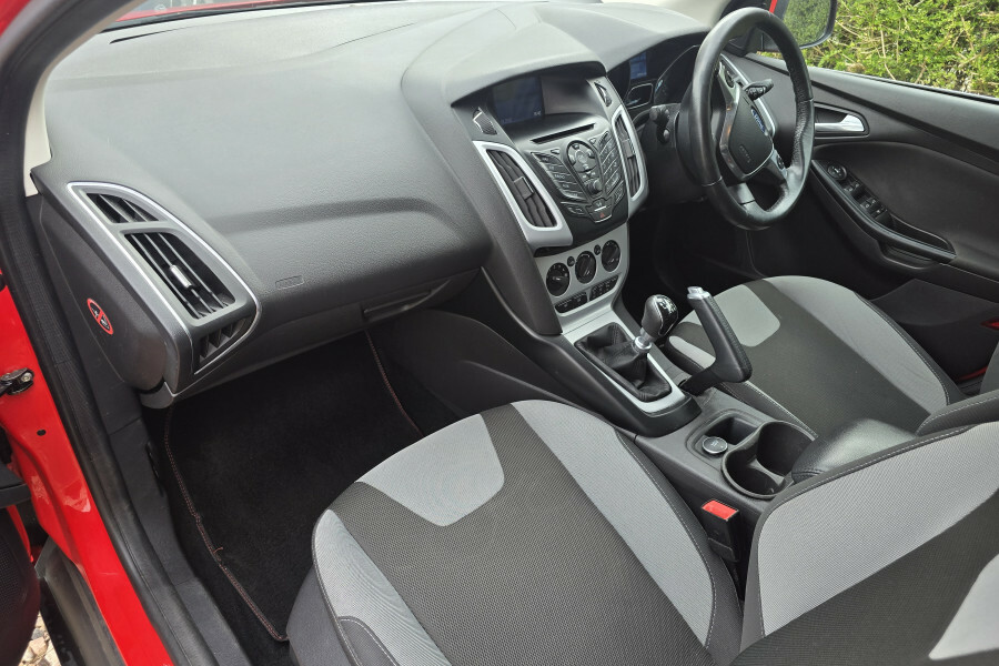 Ford Focus Hatchback AU64WZE Red #3