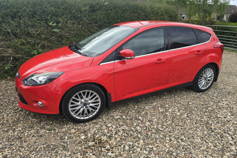 Ford Focus Hatchback AU64WZE Red #6