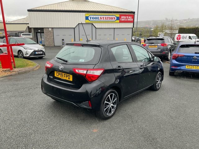 Toyota Yaris 1.5 Vvt-i Icon Tech Hatchback Eu CP19FPD Black #4