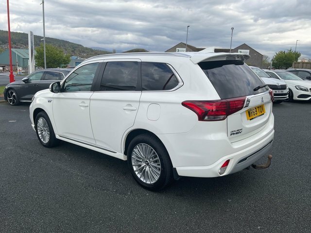 Mitsubishi Outlander 2.4H Twinmotor 13.8Kwh Design Suv Plug- WR69TOV White #3