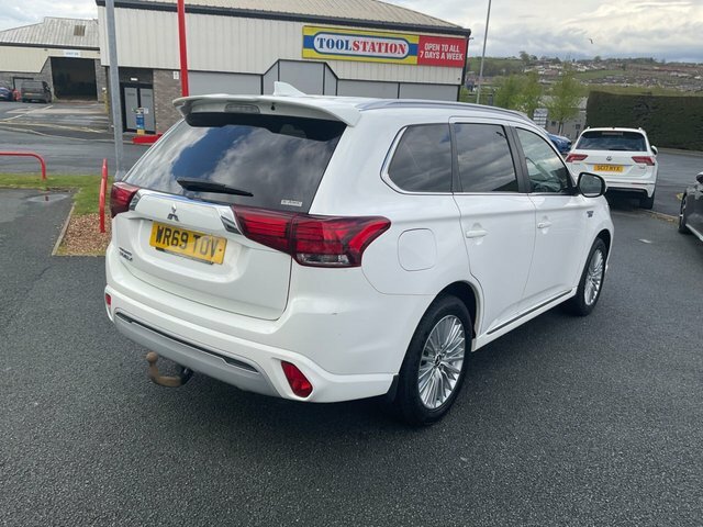 Mitsubishi Outlander 2.4H Twinmotor 13.8Kwh Design Suv Plug- WR69TOV White #6