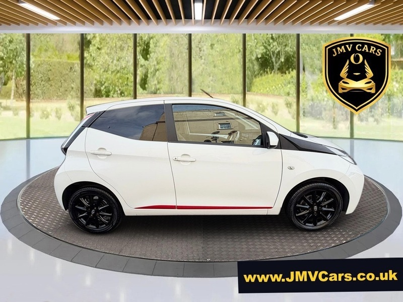 Toyota Aygo Vvt-i X-press X-shift MF18DZS White #2