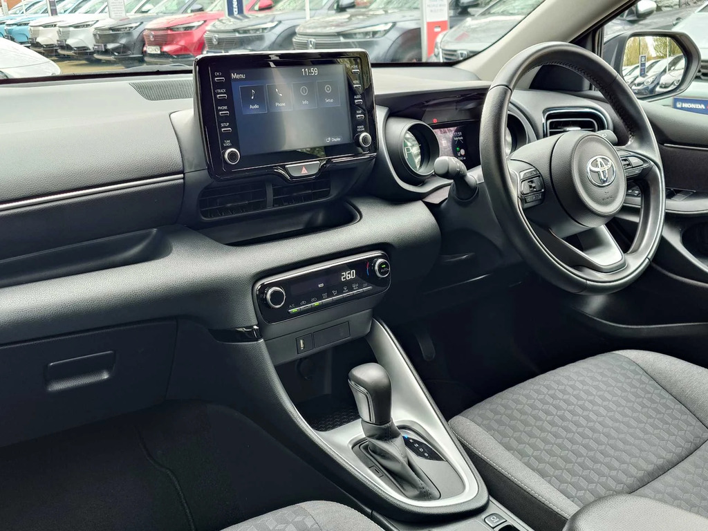 Toyota Yaris 1.5 Hybrid Design Cvt GF73AYY Black #2