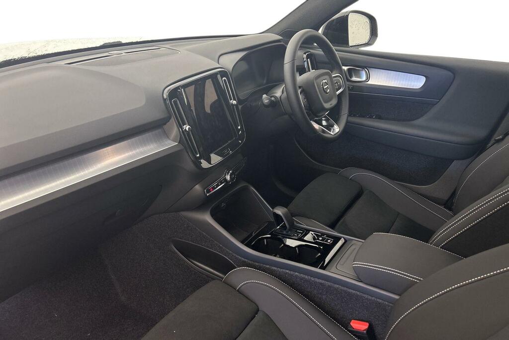 Volvo XC40 2.0 B4p Plus Black Edition SK75WYL White #2