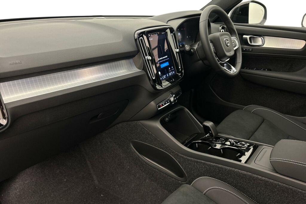 Volvo XC40 2.0 B3p Plus Dark SL75FFG White #2