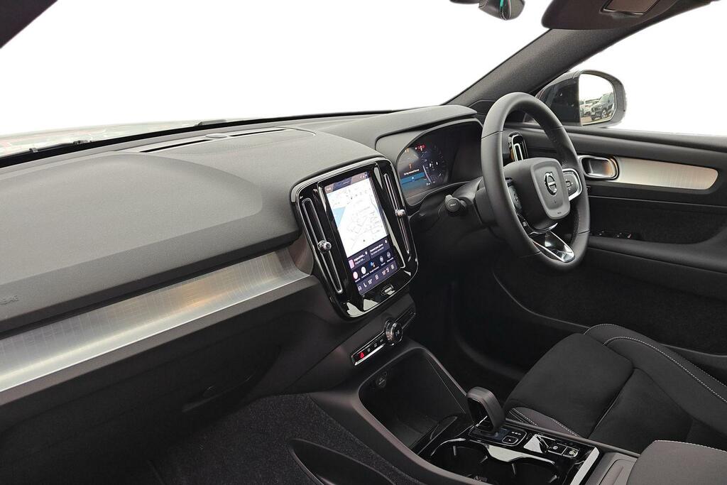 Volvo XC40 2.0 B3p Plus Dark SV75RZF White #2