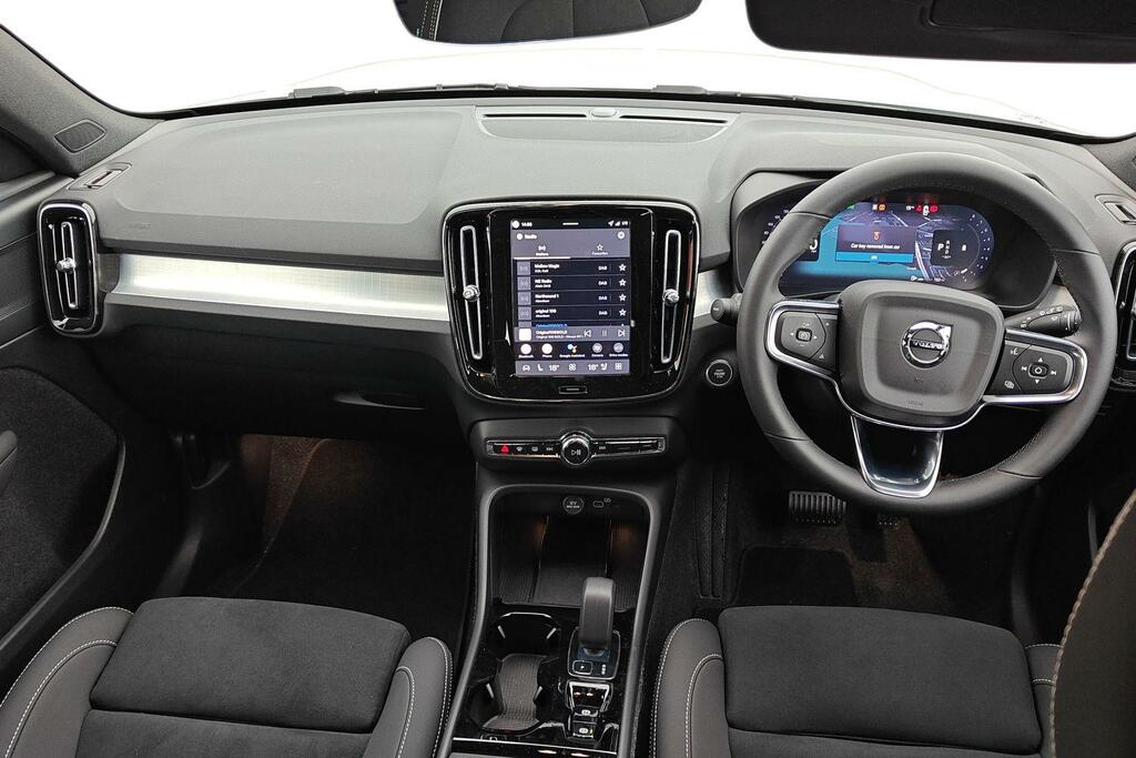 Volvo XC40 2.0 B3p Plus Dark SV75RZF White #6