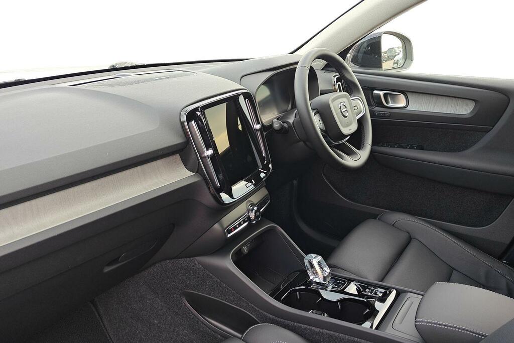 Volvo XC40 2.0 B3p Ultra Dark SV75XTM White #2