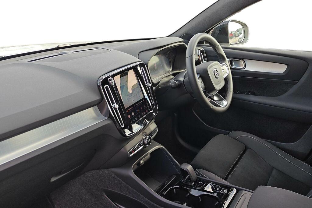 Volvo XC40 2.0 B3p Plus Dark SV75UJR White #2