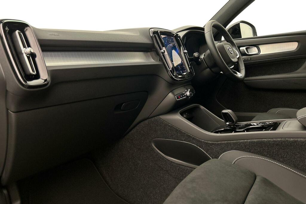 Volvo XC40 2.0 B3p Plus Dark SM75VXC White #2