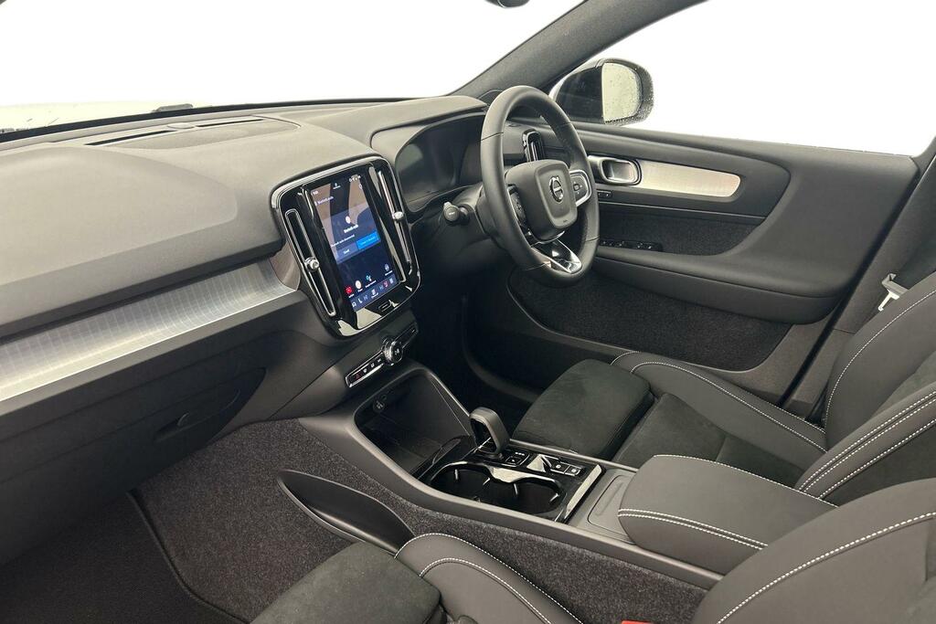Volvo XC40 2.0 B3p Plus Dark SM75OWJ White #2