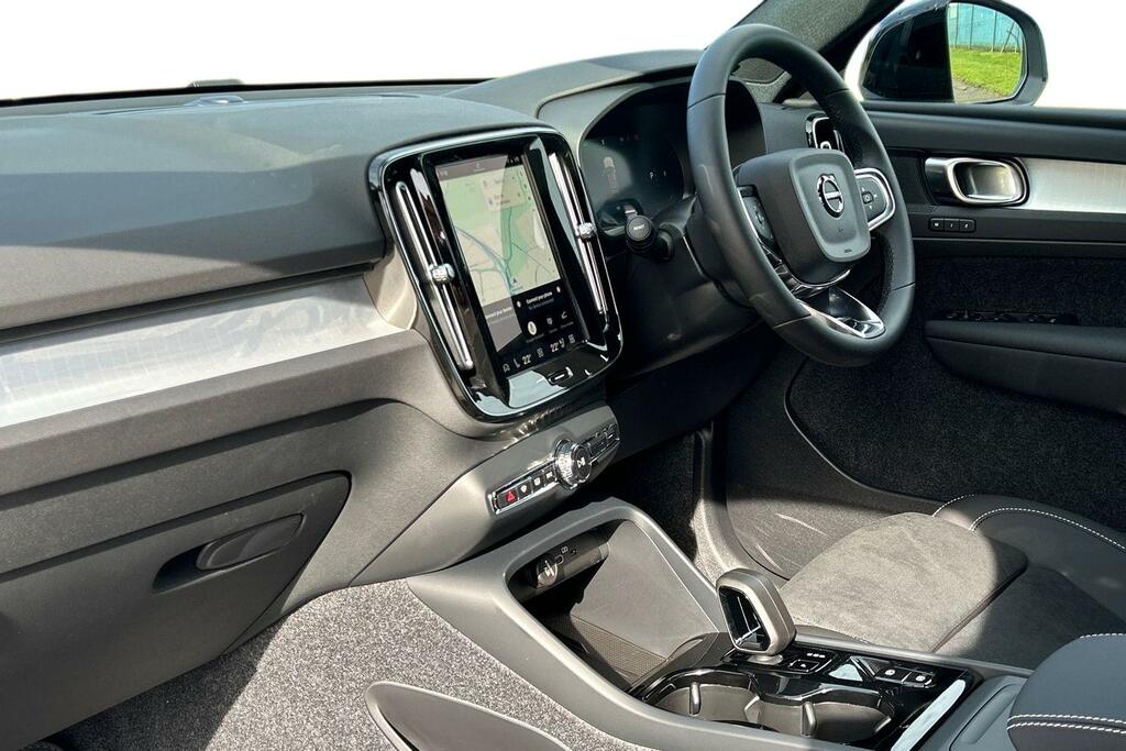 Volvo XC40 2.0 B3p Plus Black Edition SP26ZXO White #2