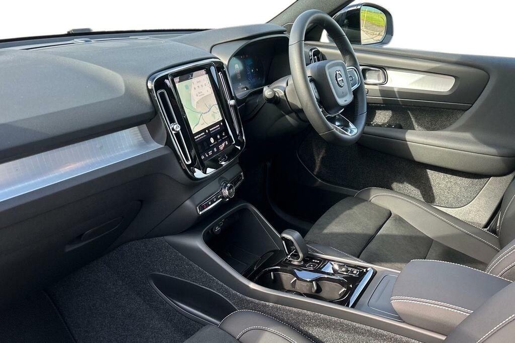 Volvo XC40 2.0 B4p Plus Dark SP26ZYB White #2