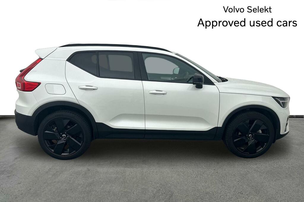 Volvo XC40 2.0 B3p Plus Black Edition SM75JLX White #4