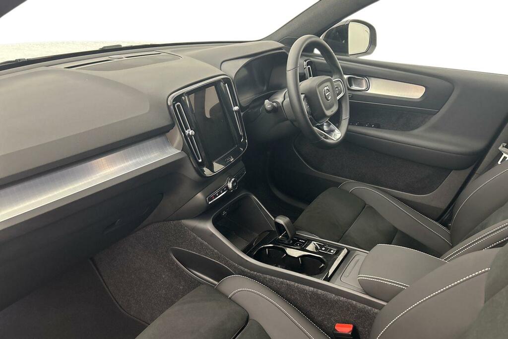 Volvo XC40 2.0 B3p Plus Black Edition SM75JLX White #2