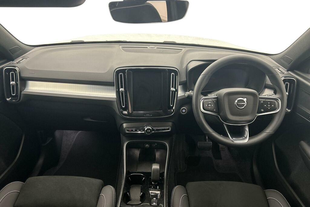 Volvo XC40 2.0 B3p Plus Black Edition SM75JLX White #6