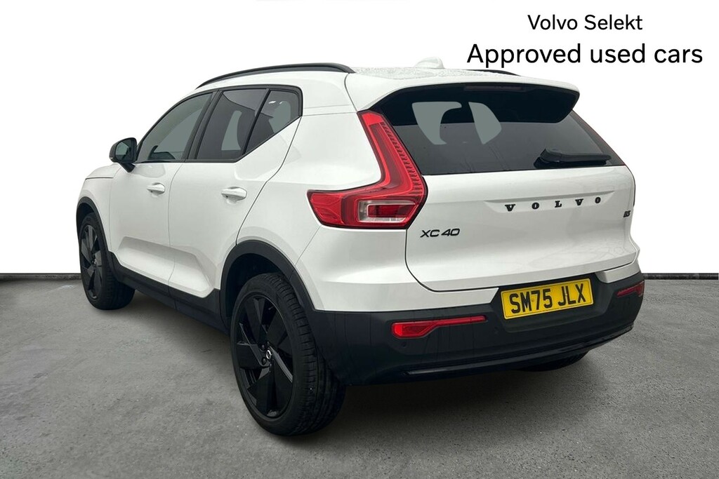 Volvo XC40 2.0 B3p Plus Black Edition SM75JLX White #3