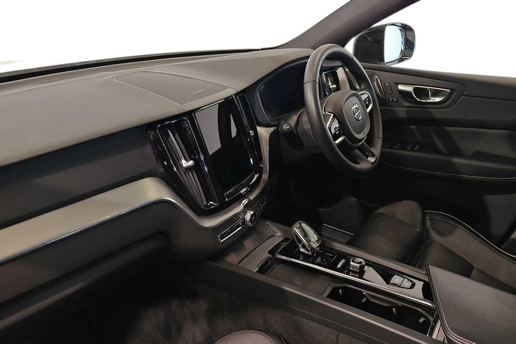 Volvo XC60 2.0 B5p Plus Dark Awd Geartronic SV72WGN White #2