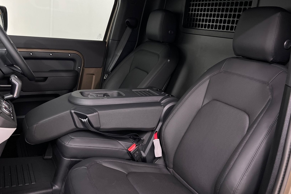 Land Rover Defender D250 Hard Top X-dynamic Se  #4