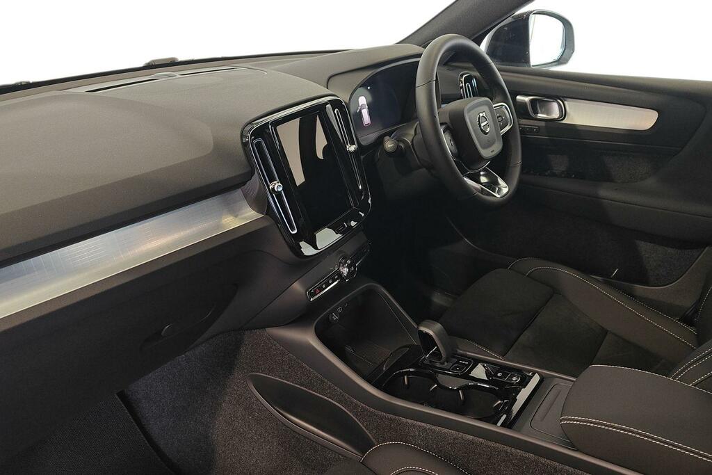 Volvo XC40 2.0 B3p Plus Black Edition SV26UNJ White #2