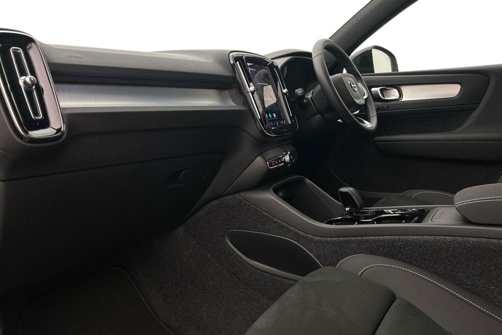 Volvo XC40 2.0 B3p Plus Black Edition SK26WYY White #2