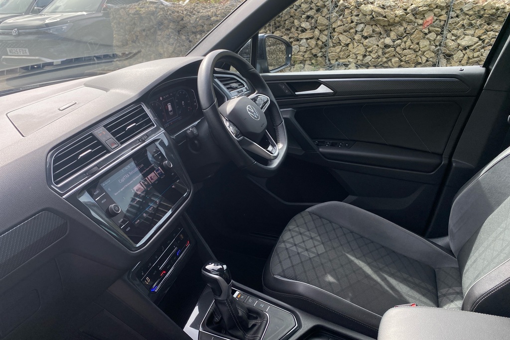 Volkswagen Tiguan 1.5 Tsi 150 R-line Dsg MK23VBB Black #2