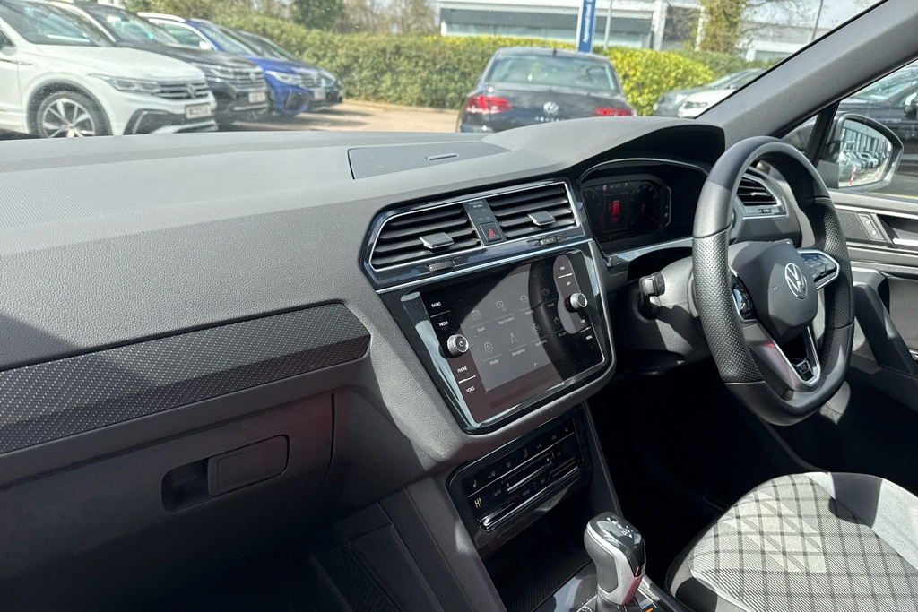 Volkswagen Tiguan 1.5 Tsi 150 R-line Dsg YA72VHT Black #2