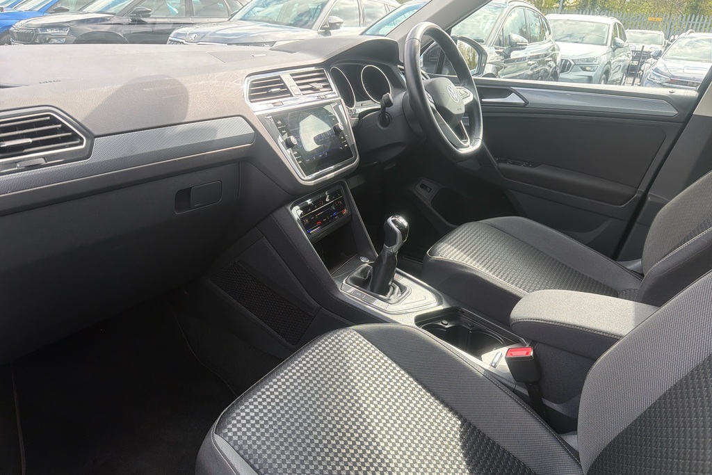 Volkswagen Tiguan 1.5 Tsi 150 Active BG22KFD Black #2