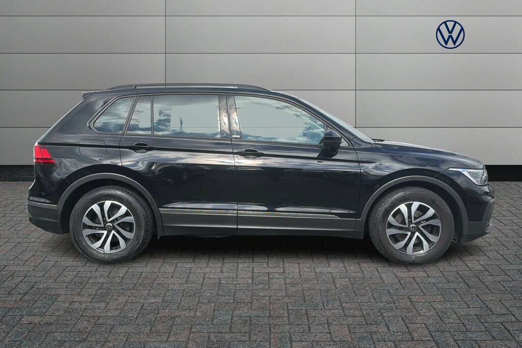 Volkswagen Tiguan 1.5 Tsi 150 Active BG22KFD Black #4