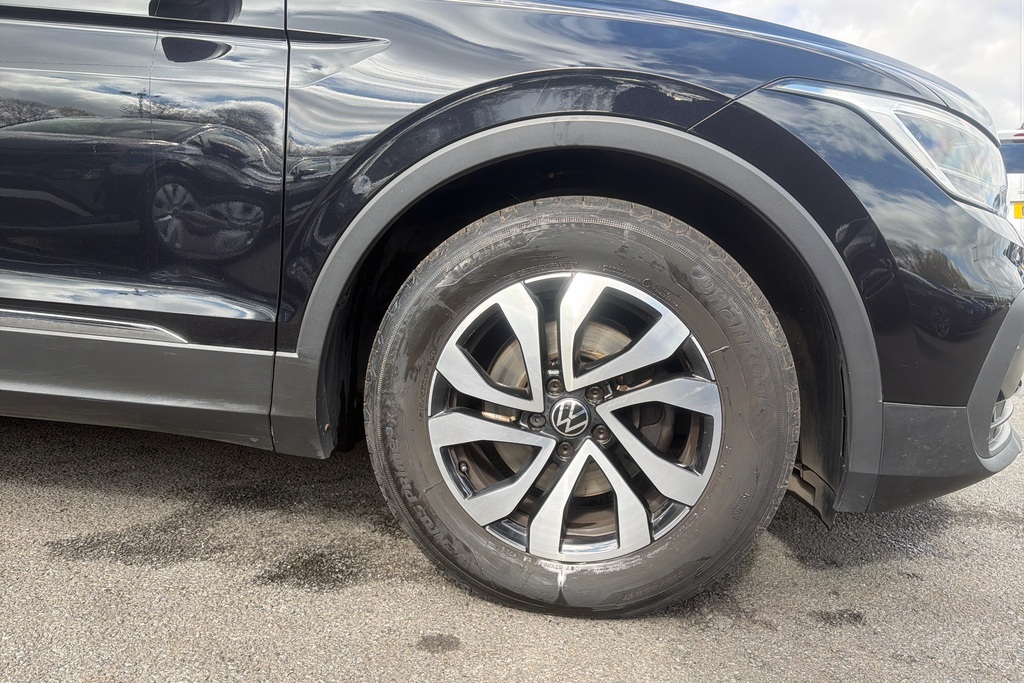 Volkswagen Tiguan 1.5 Tsi 150 Active BG22KFD Black #5