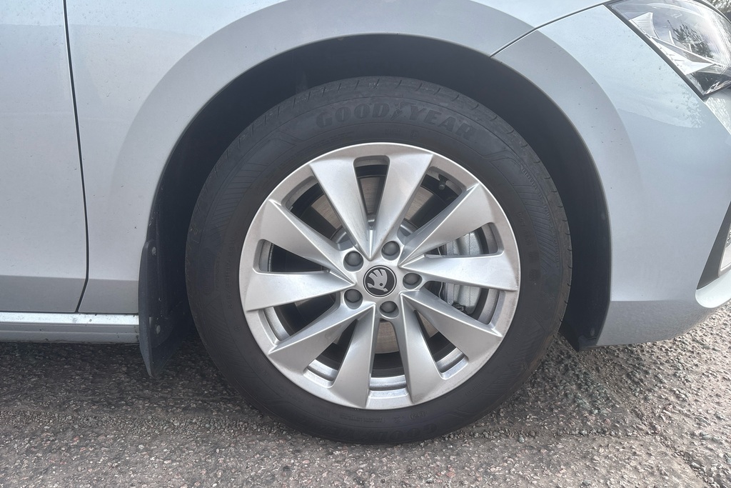 Skoda Superb 1.5 Tsi Iv Se Technology Dsg BP75AVV Silver #6