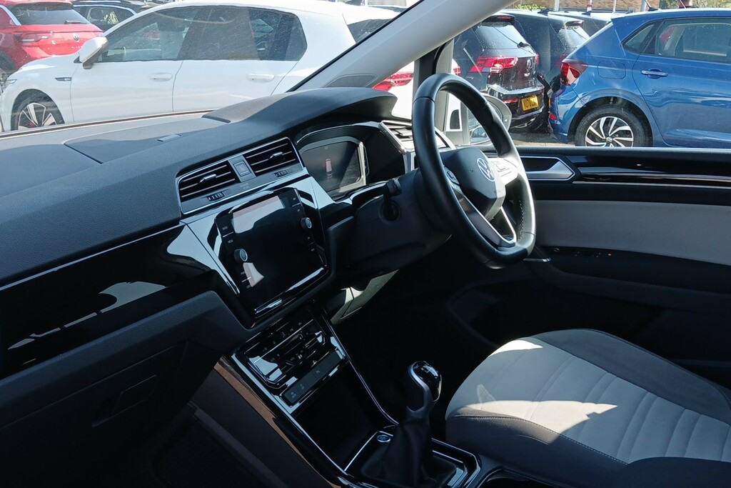 Volkswagen Touran 1.5 Tsi Evo Sel White #2