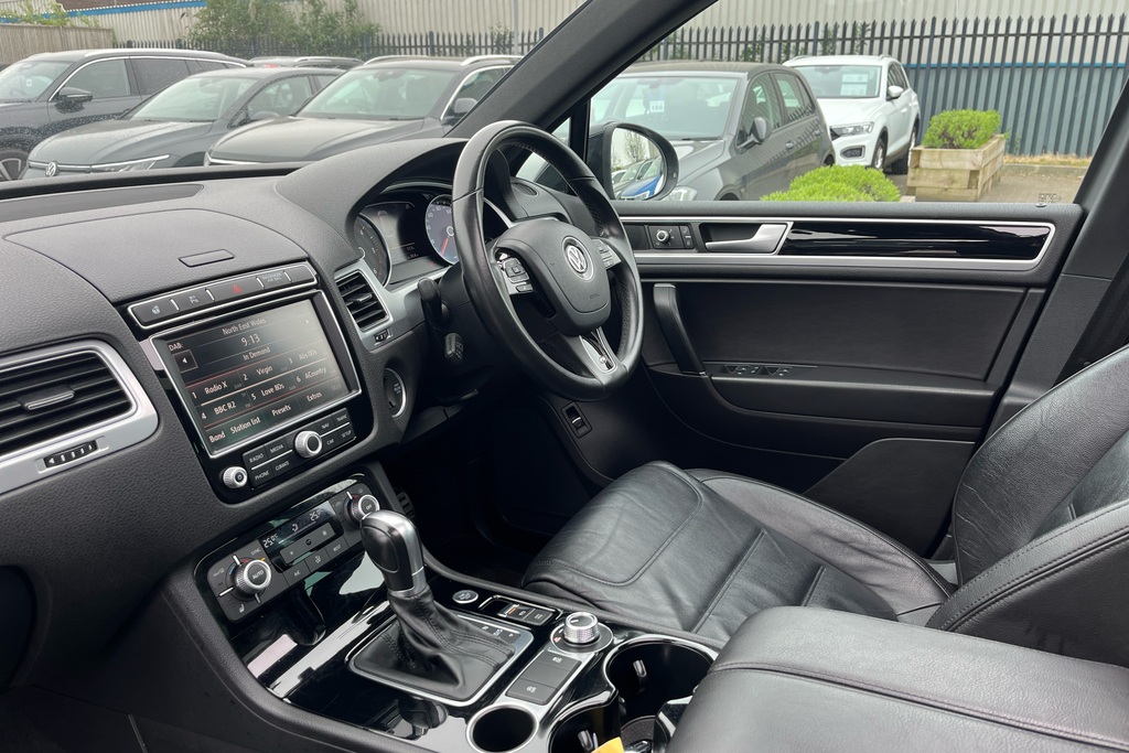 Volkswagen Touareg 3.0 V6 Tdi Bmt 262 R-line Plus Tip Black #2