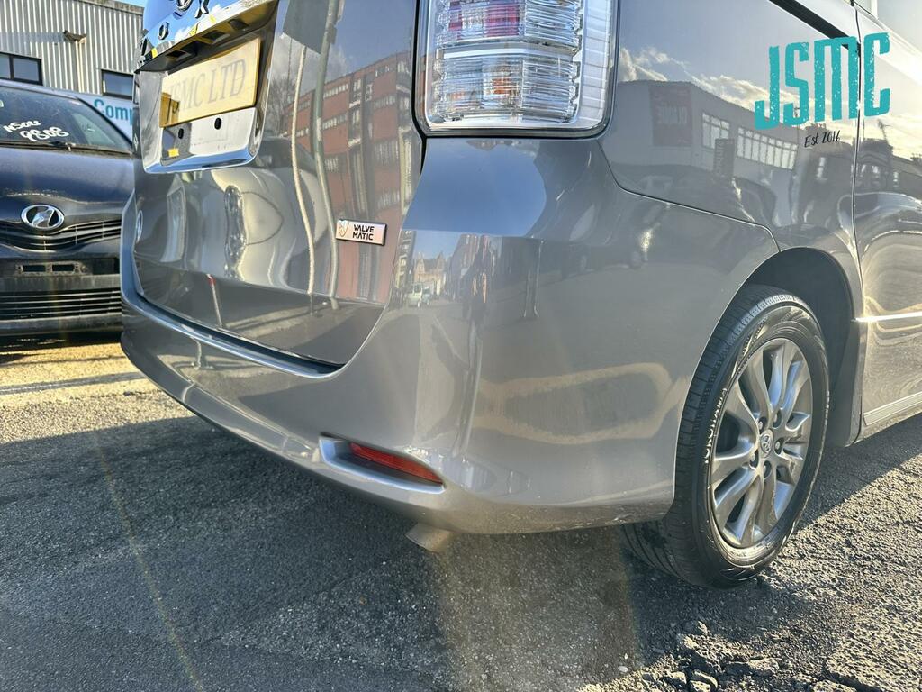 Toyota Voxy 2.0 Zs Kiramaki Aero Styling - 8 Seater White #45