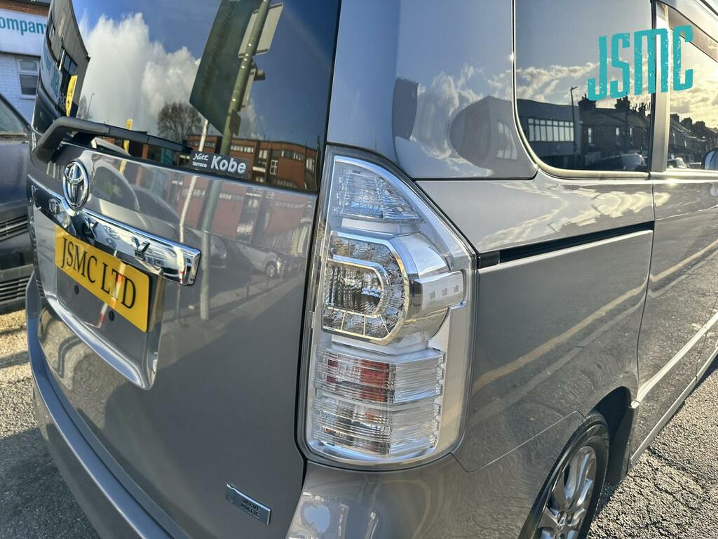 Toyota Voxy 2.0 Zs Kiramaki Aero Styling - 8 Seater White #40