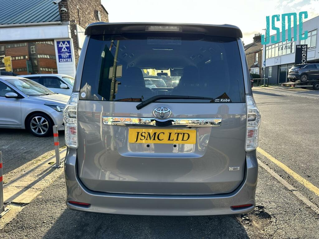 Toyota Voxy 2.0 Zs Kiramaki Aero Styling - 8 Seater White #33