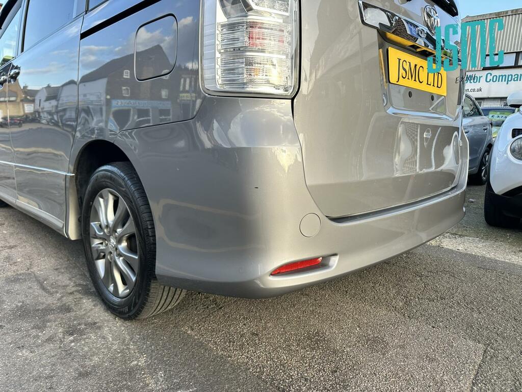 Toyota Voxy 2.0 Zs Kiramaki Aero Styling - 8 Seater White #43