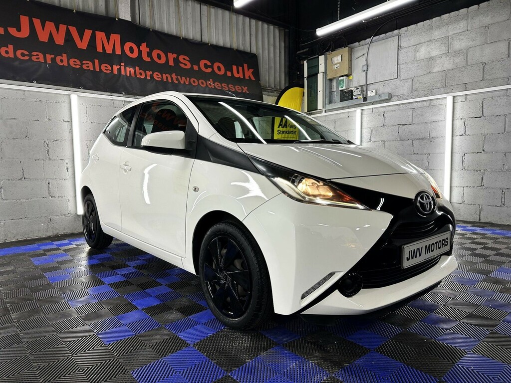 Toyota Aygo 1.0 Vvt-i X-play X-shift Euro 5 Euro 5 FD66KBK White #2