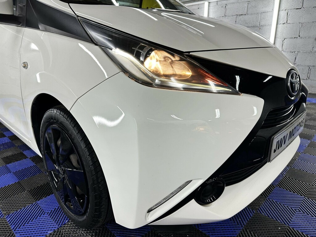 Toyota Aygo 1.0 Vvt-i X-play X-shift Euro 5 Euro 5 FD66KBK White #4