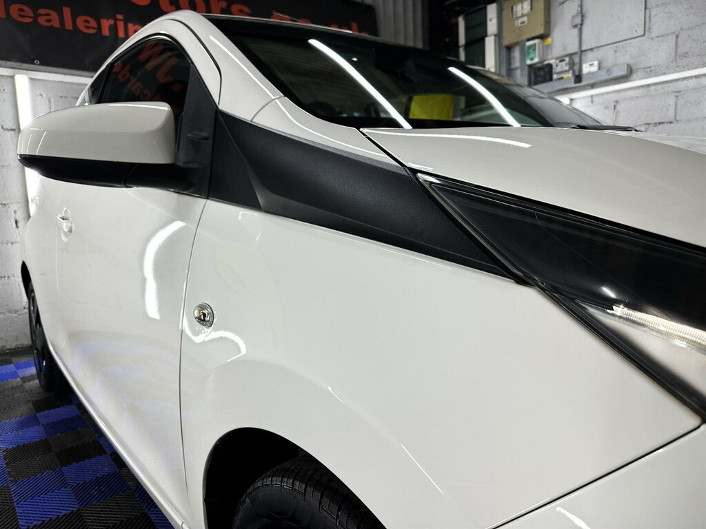Toyota Aygo 1.0 Vvt-i X-play X-shift Euro 5 Euro 5 FD66KBK White #3