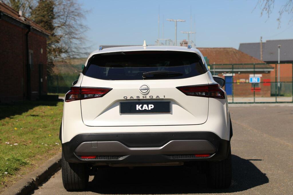 Nissan Qashqai N-connecta 1.3 Dig-t Mhev N-connecta Xtron Euro 6 White #4