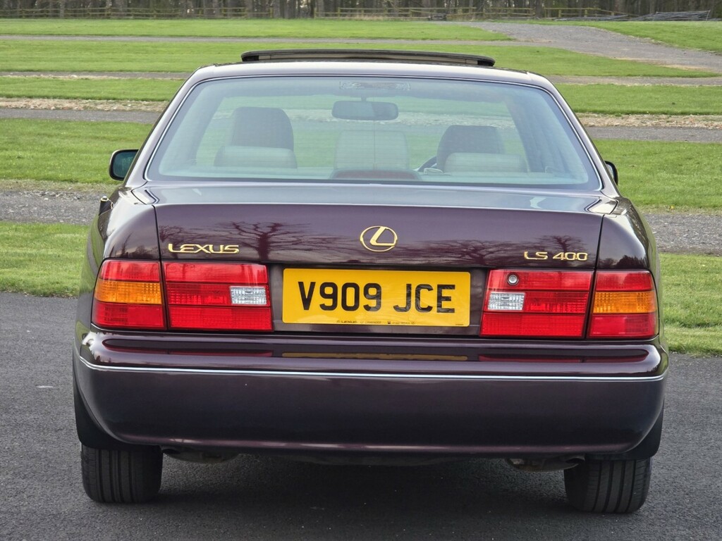 Lexus LS Saloon Black #42
