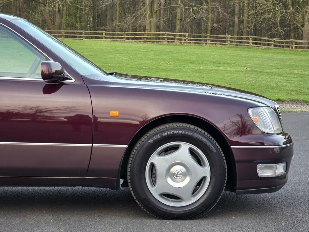 Lexus LS Saloon Black #25
