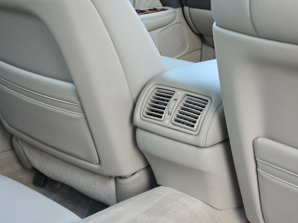 Lexus LS Saloon Black #31