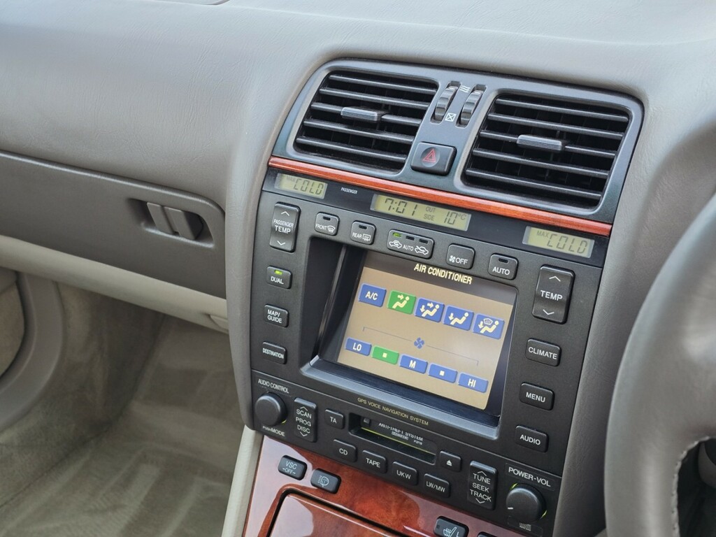 Lexus LS Saloon Black #40